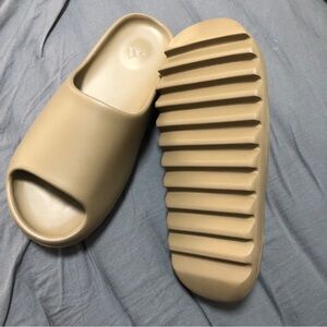 Yeezy Slides Size 11 Men’s
